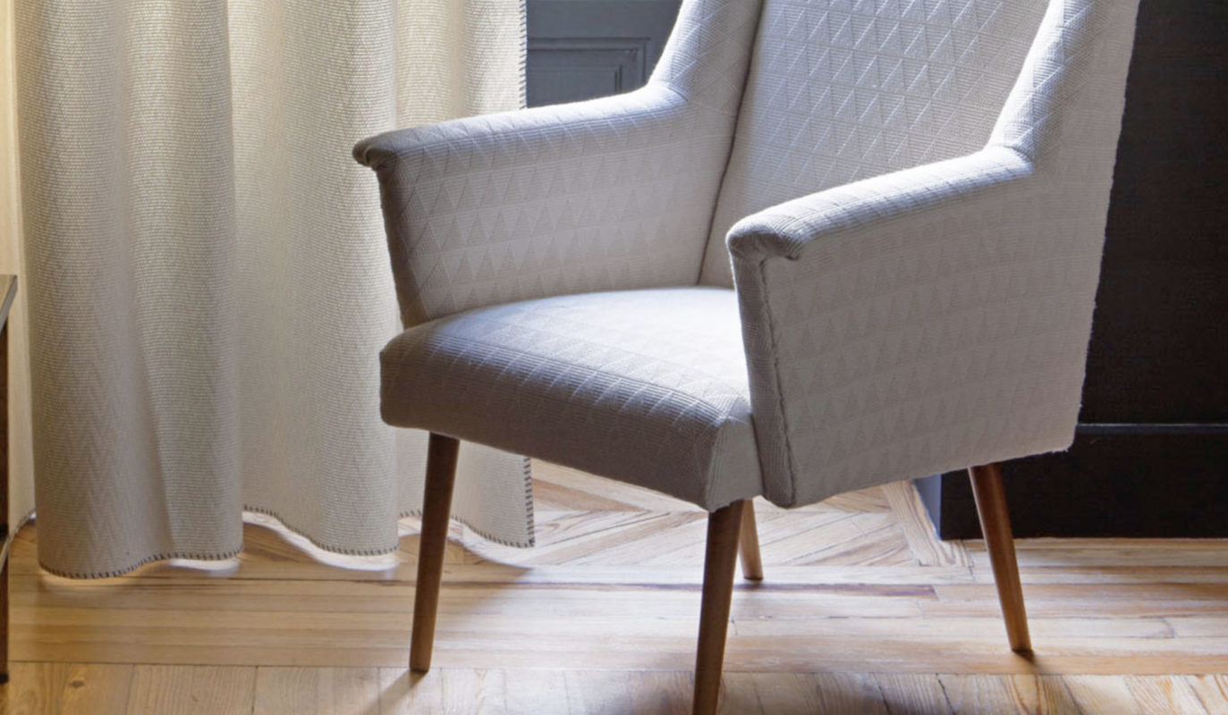 sillón con tapicería blanca de la marca gancedo
