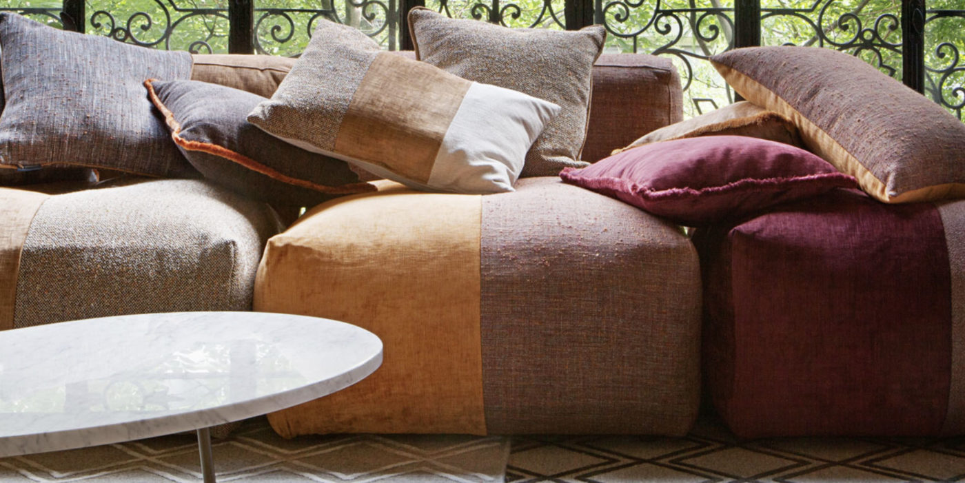 sofa con cojines tapizado con tejidos Gancedo 2019
