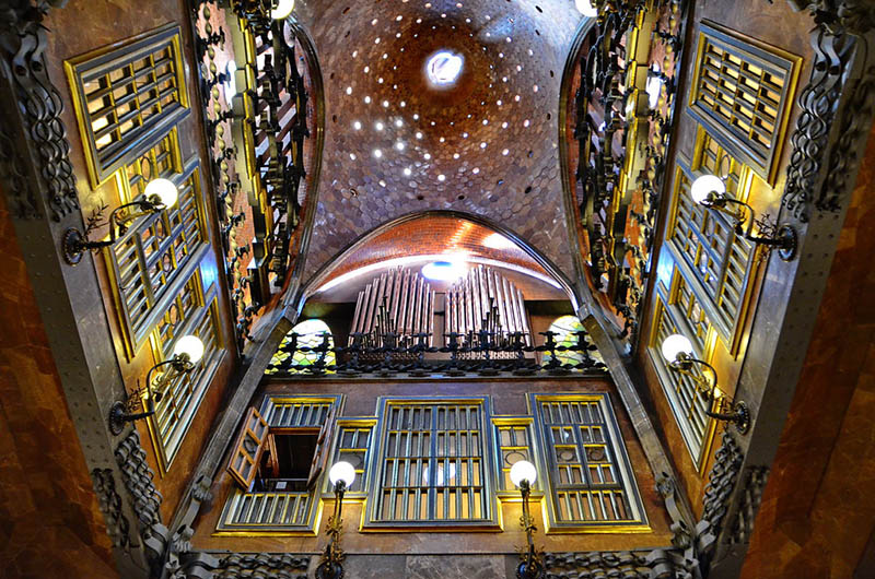 Interior del Palacio Güel en Barcelona diseñado por Gaudí