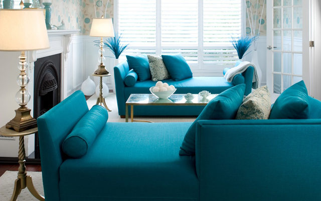 sofa azul turquesa en salon
