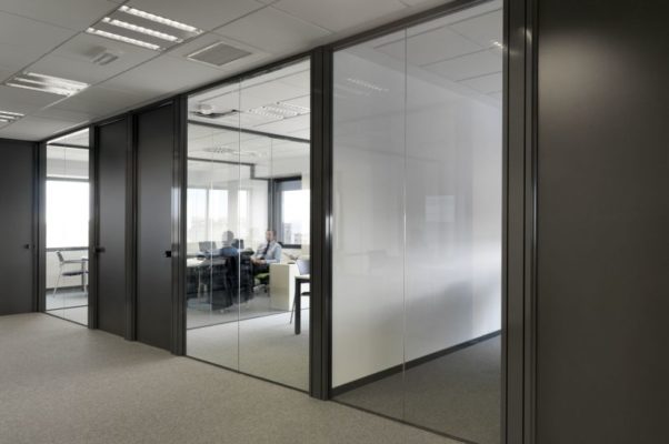 oficina con mampara de cristal en despacho