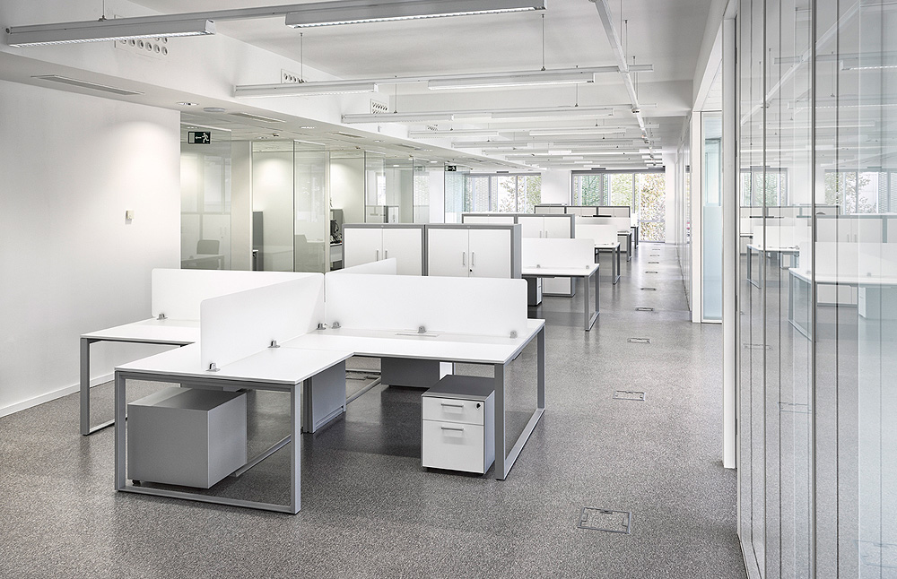 oficina grande con mesas blancas