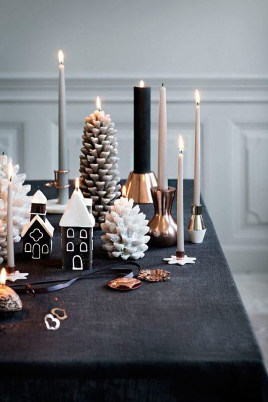decoracion mesa navidad con velas doradas y negras