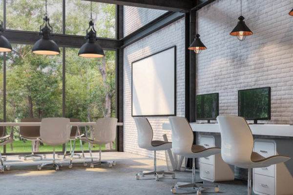 Oficina con lamparas mesas y sillas de trabajo con ventana a jardin