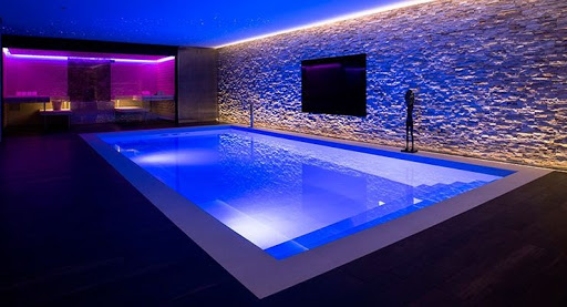 iluminación piscina azul y morado