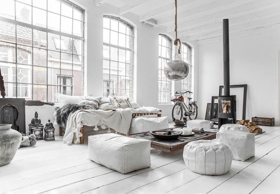 estilo decoracion con sofas blancos y suelo laminado blanco