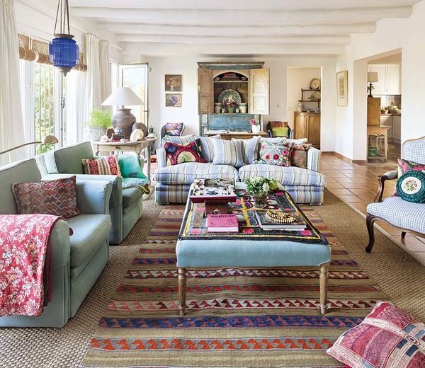 salon con sofas azules y decoraciones detalles rosa