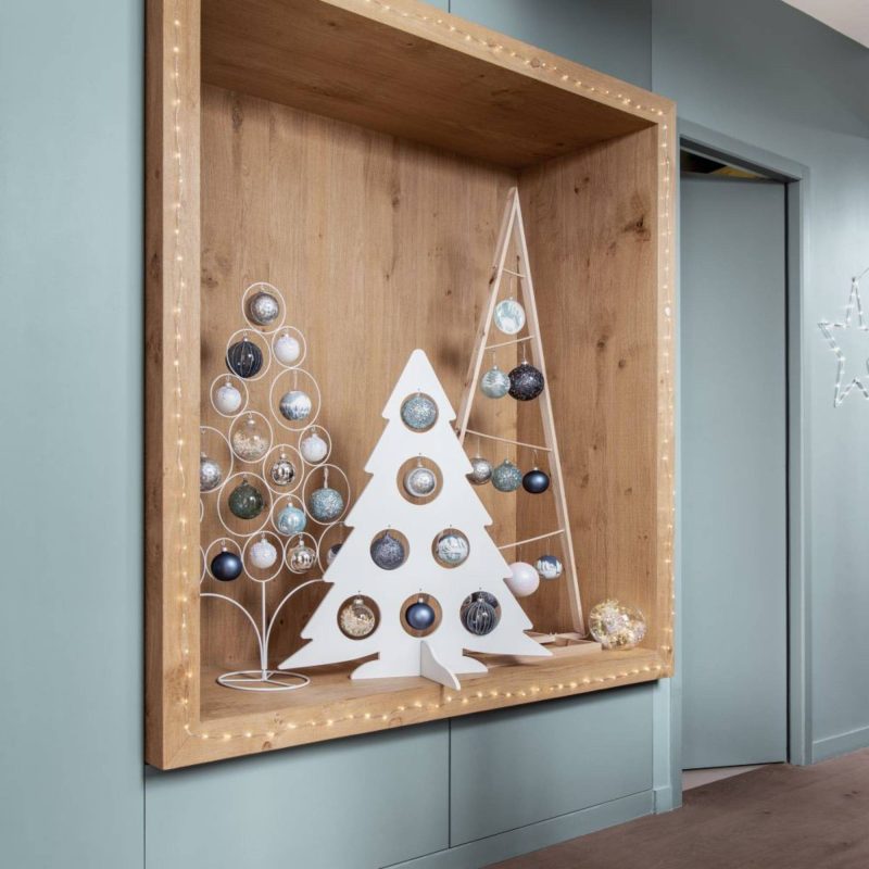 COLORES DE NAVIDAD PARA TU NEGOCIO 4 - Estudio de Interiorismo en Valencia Decoracion navidena pared