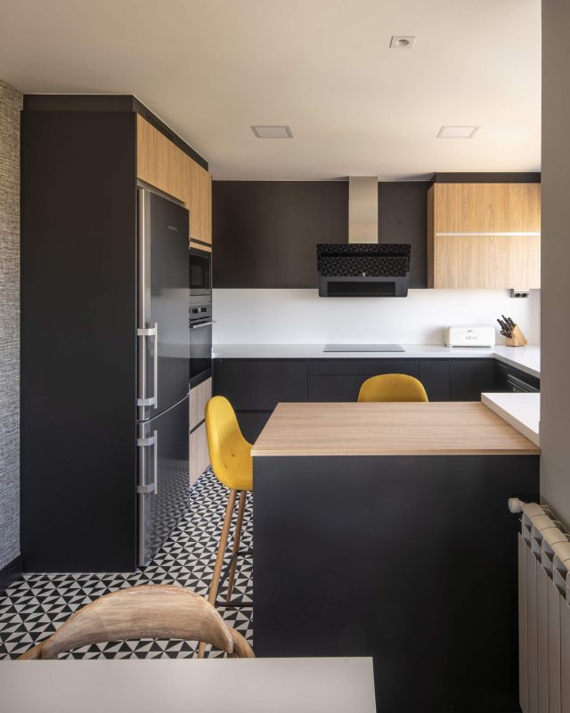 Cocina negra y marron