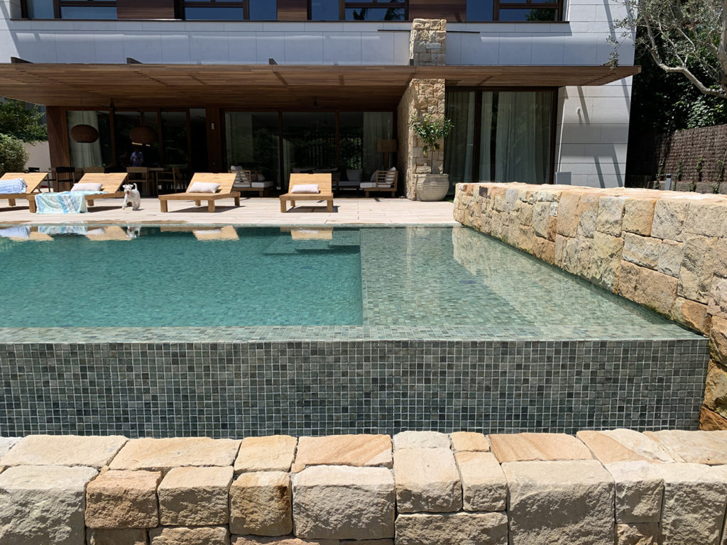 PISCINAS BALINESAS, RELAJACIÓN Y ELEGANCIA 1 - Estudio de Interiorismo en Valencia Borde piscina balinesa