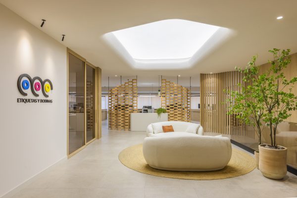 proyecto integral oficina, lobby de la oficina con sofás blancos