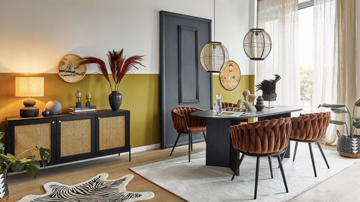 comedor con mesa de madera, sillas metálicas y alfombra de fibras naturales.