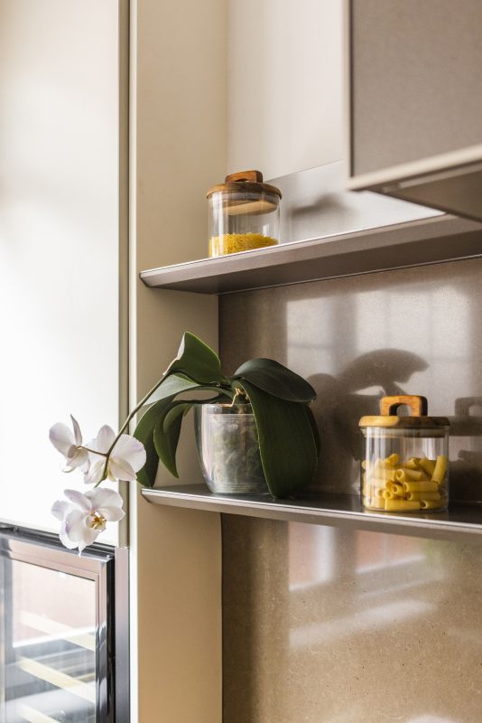 DECORACIÓN DE LA COCINA 5 - Estudio de Interiorismo en Valencia estanteria cocina